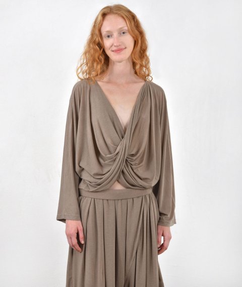 Versatile twist-front top